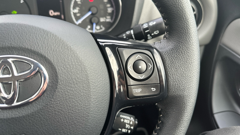 Toyota Yaris 1.5 Hybrid Icon Tech 5dr CVT Hybrid Hatchback